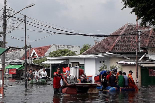 Basarnas Jakarta Evakuasi...