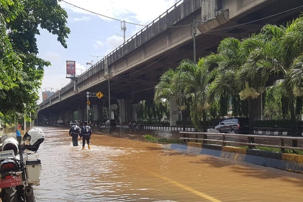 Banjir Rendam Jalan...