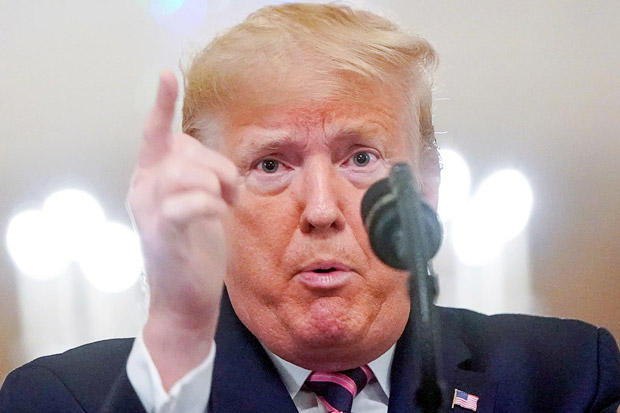 Trump Pecat Staf Gedung...