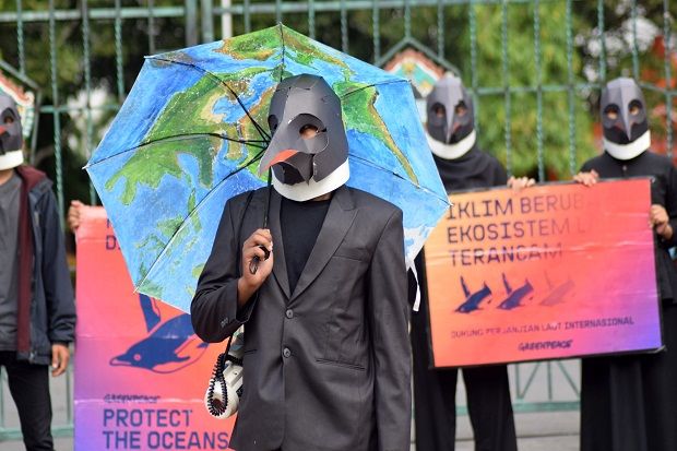 Peduli Populasi Penguin,...