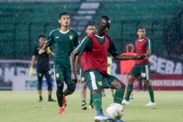 Laga Melawan Persik,...