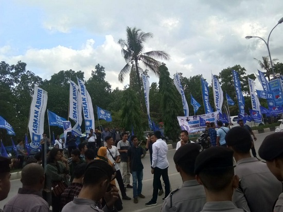 Mahasiswa Demo Desak...