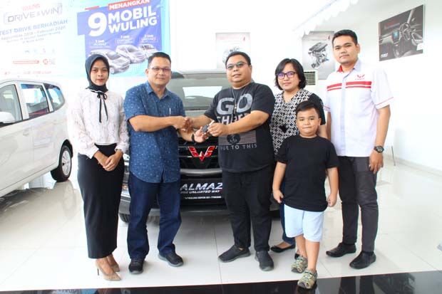 Wuling Serahkan Hadiah...
