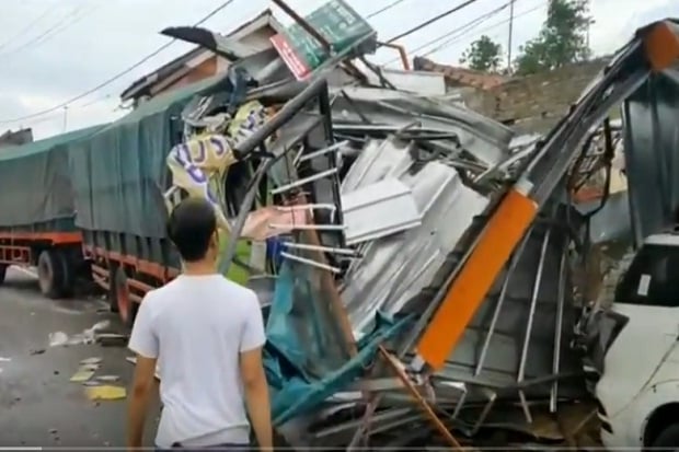 Truk Gandeng Hantam...