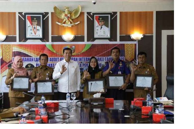 Wako Berikan Piagam...