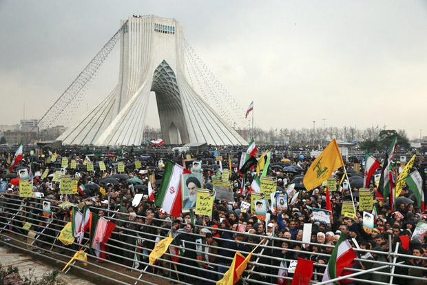 Puluhan Ribu Warga Iran...