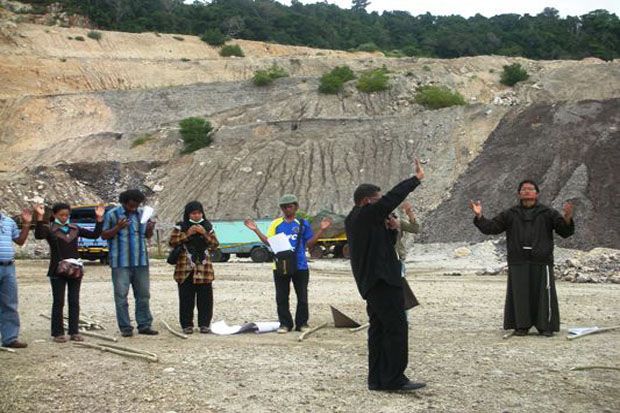 Tak Mau Lingkungan Rusak,...