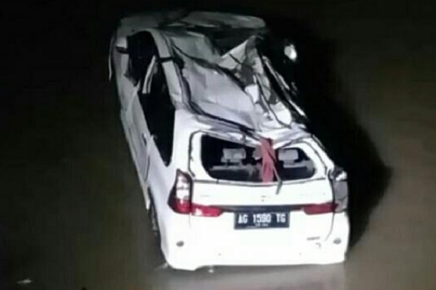 Mobil Sarat Penumpang...