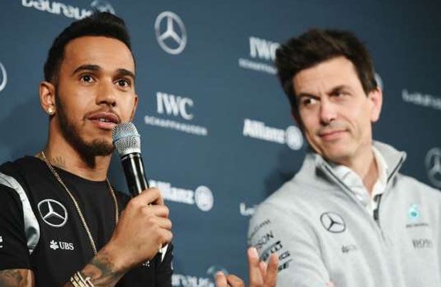 Tim Balap Mercedes Tak...