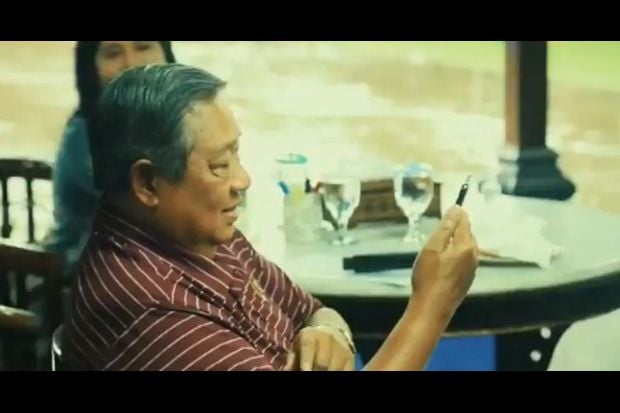 SBY Senyam Senyum Lihat...