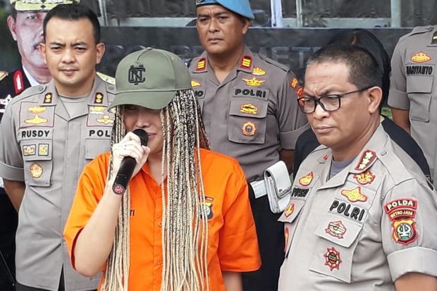 Mengenakan Wig Gimbal,...
