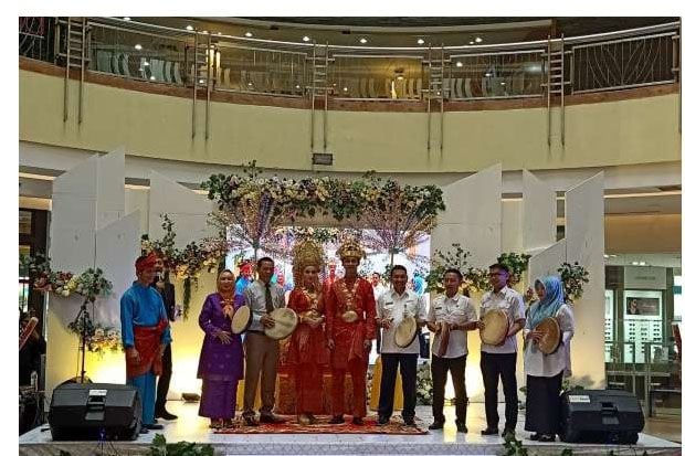Kepala Disbudpar Buka...