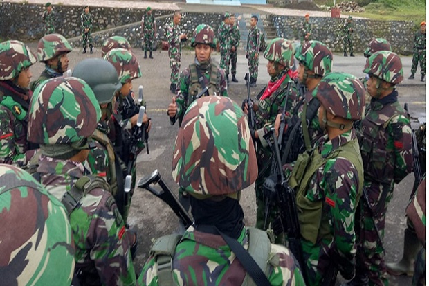 Senapan Serbu dan Pistol...