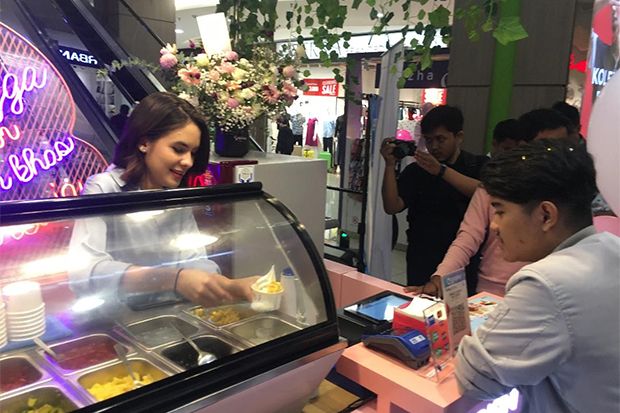 Lewat DManiez, Steffi...