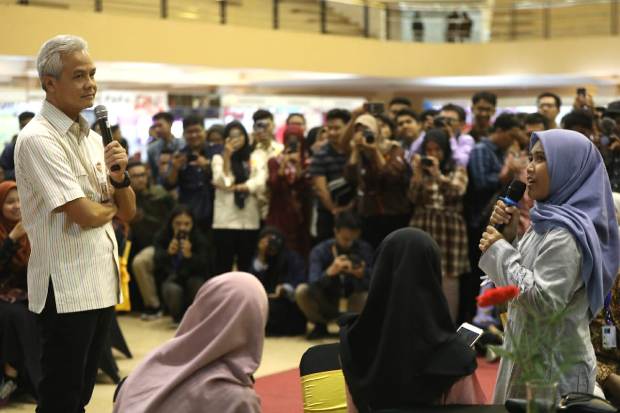 Ganjar Layani Diskusi...