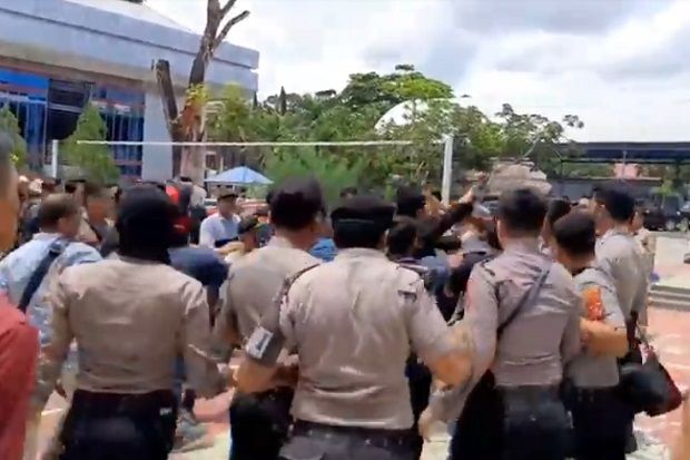 Mahasiswa dan Pegawai...