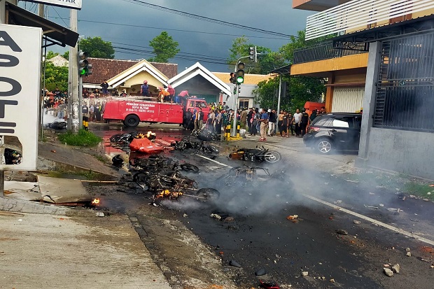 Rusuh, Pembakaran Motor...