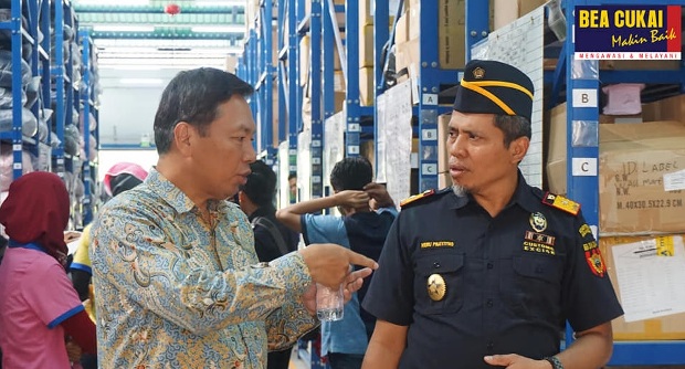 Kepala Kantor Bea Cukai...