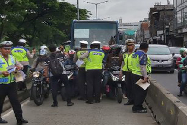Polisi Ramai-ramai Tilang...