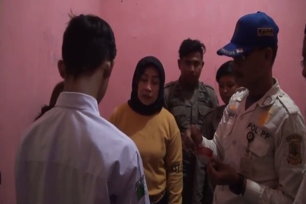 Razia Kamar Kos, Sepasang...