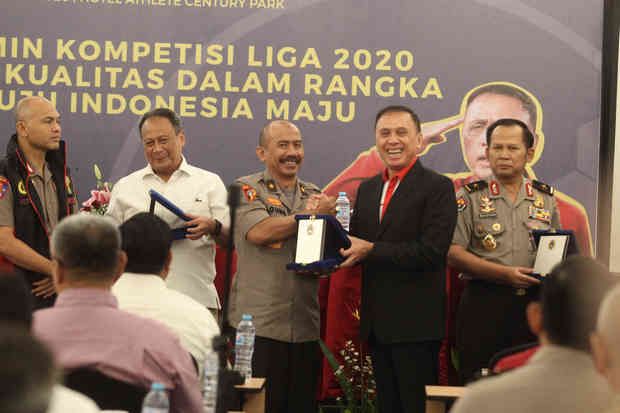 Benahi Sepak Bola Indonesia,...