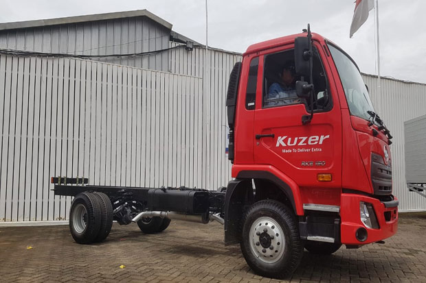 UD Trucks Serahkan Truk...