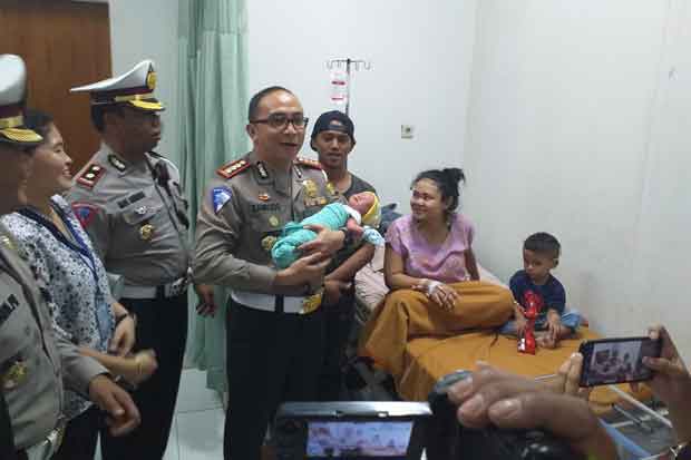 Lahir Dibantu Polisi,...