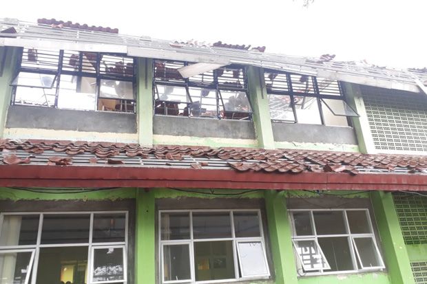 Atap Gedung SMKN 24...