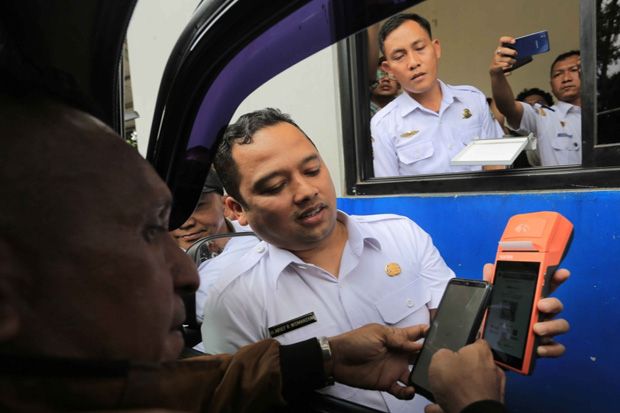 Naik BRT dan Bayar Pajak...