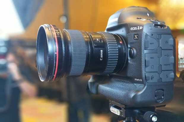 Flagship Canon EOS-1...
