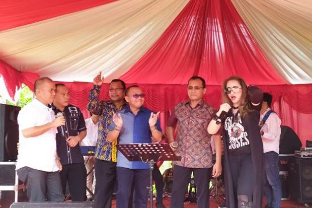 Meraih Gelar Doktor,...