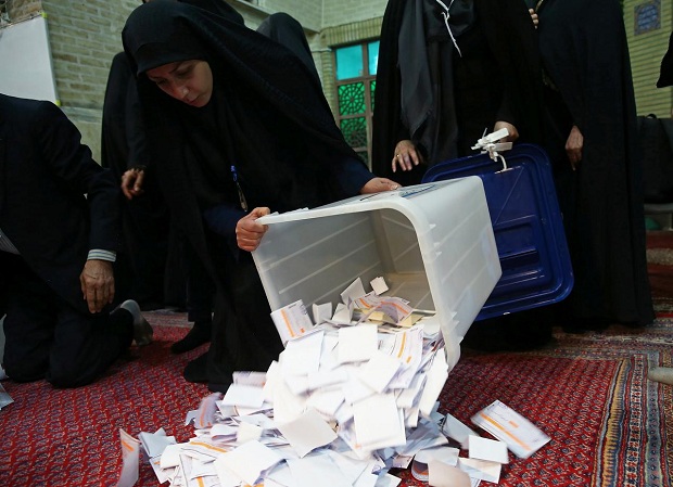Iran Hitung Hasil Pemilu...
