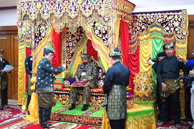 Surya Paloh Terima Gelar...