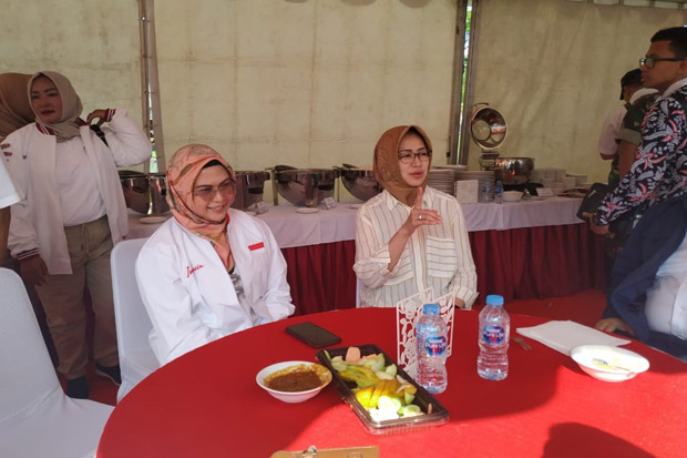 Siti Nur Azizah Duduk...