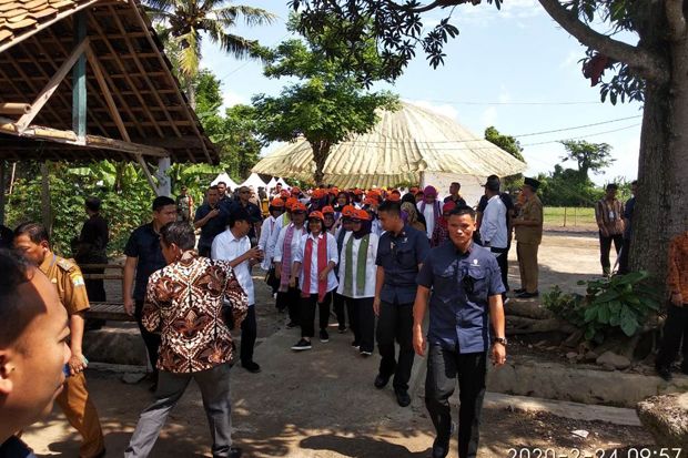 Ibu Negara Serahkan...