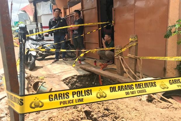 Polisi Awasi Pemasangan...