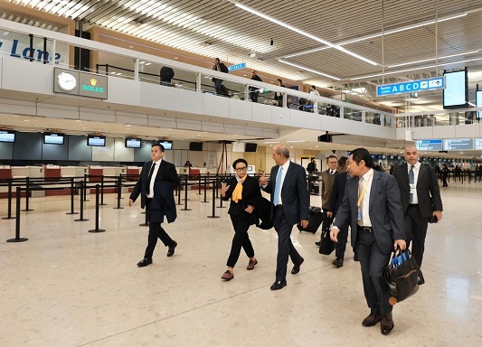 Menlu RI Pimpin Delegasi...