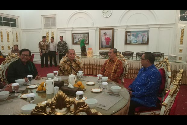 Pemprov Riau Berikan...