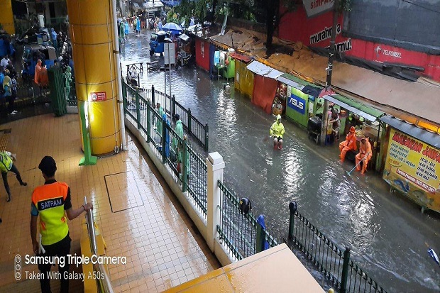 Tergenang Banjir, Jalan...