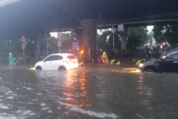 Diguyur Seharian Jalan...