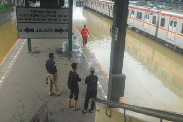 Dampak Banjir, Kereta...