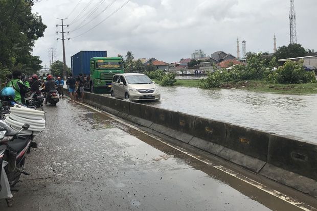 Dikepung Banjir, Jalan...