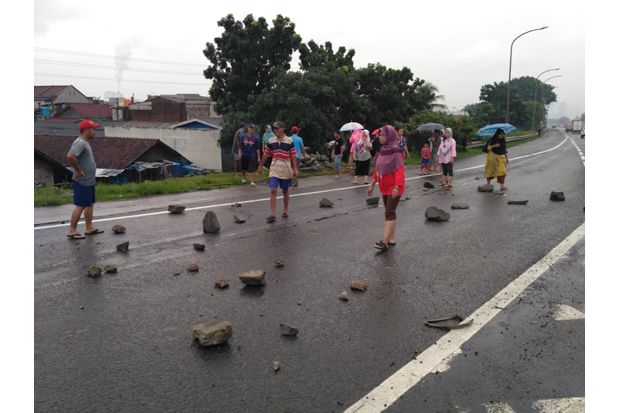 Protes Banjir, Warga...