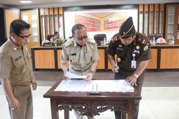 Bupati Pasangkayu Teken...
