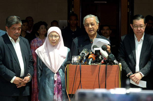 PM Mahathir Mundur,...