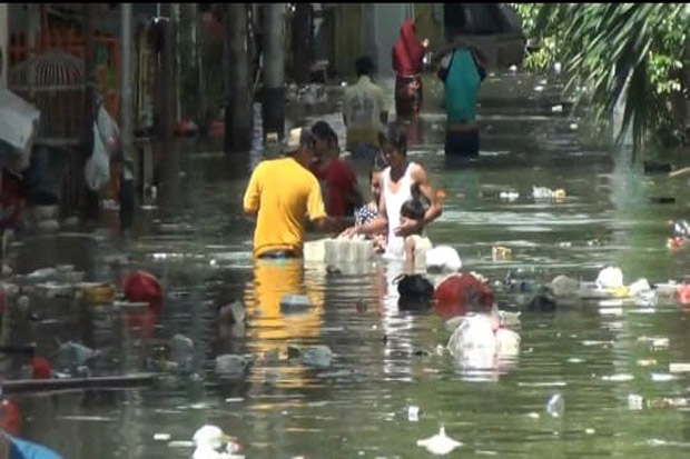 Sampah Mengambang Penuhi...