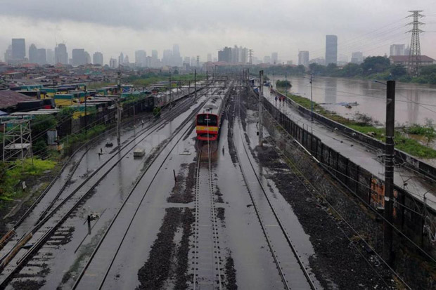 Sejumlah Stasiun Terendam,...