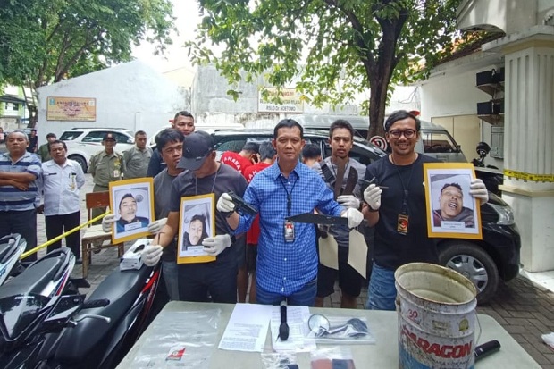 Baku Hantam dengan Polisi,...