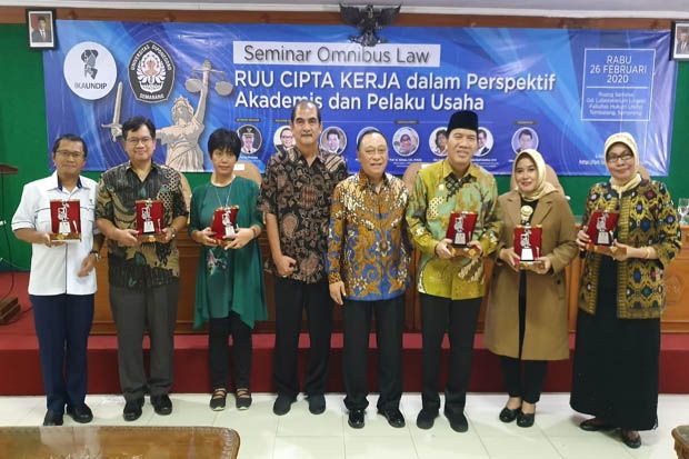 IKA Undip Gelar Seminar...
