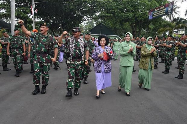 Panglima TNI Kunjungi...